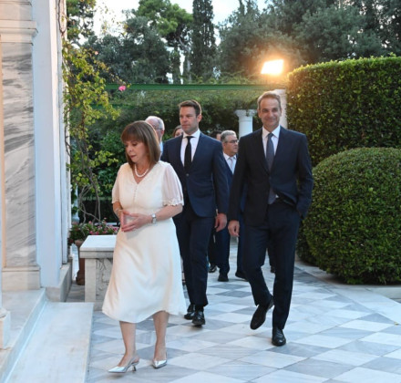 Εντυπωσιακές παρουσίες και υψηλοί προσκεκλημένοι στη δεξίωση στο Προεδρικό Μέγαρο Εντυπωσιακές παρουσίες και υψηλοί προσκεκλημένοι στη δεξίωση στο Προεδρικό Μέγαρο