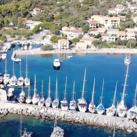 Το υπέροχο μικρό νησί που το εισιτήριο κοστίζει λιγότερο από 3 ευρώ και θα φτάσετε σε μόλις 40 λεπτά