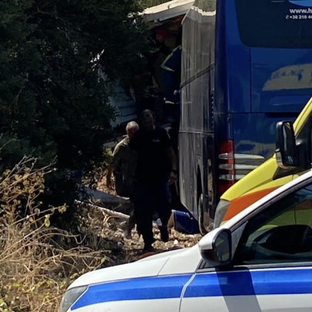 Τροχαίο Κέρκυρα: Απεγκλωβίστηκαν οι δύο τραυματίες - Ανασύρθηκε η σορός του οδηγού του πούλμαν