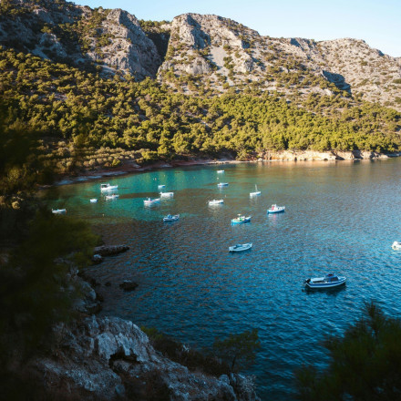 Το ελληνικό νησί της «ανεπιτήδευτης γοητείας» που ξεχωρίζει σε βρετανικό αφιέρωμα