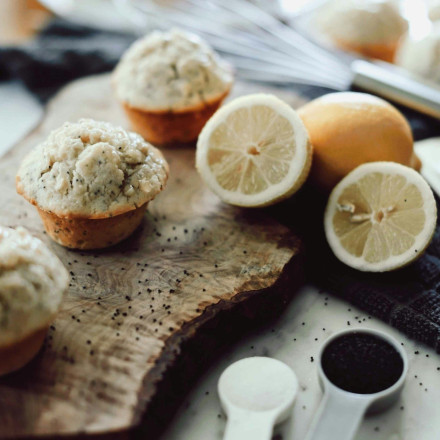 Πώς θα φτιάξεις σπιτικά muffins λεμονιού με παπαρουνόσπορο