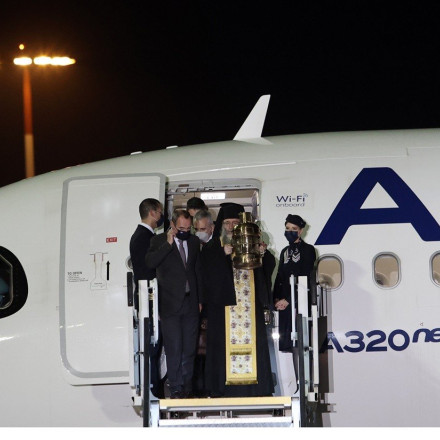 Πάσχα 2023: Το απόγευμα του Μεγάλου Σαββάτου φτάνει το Άγιο Φως