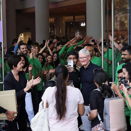 Apple: Οι fans κατέκλυσαν το πρώτο Apple Store στην Ινδία