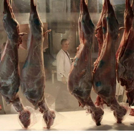 Ακρίβεια: Αντιδράσεις για το «Kαλάθι του Πάσχα» και τις τιμές του οβελία