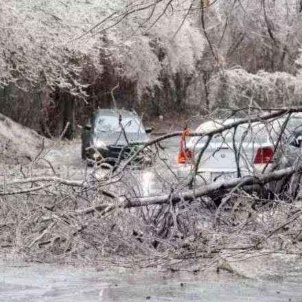 Καναδάς: Δύο νεκροί και χιλιάδες νοικοκυριά χωρίς ρεύμα λόγω πάγου [vid+pics]