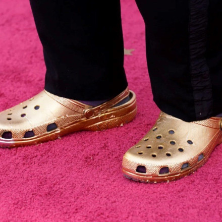 Crocs: Το άσχημο παπούτσι έγινε η μηχανή που κόβει χρήμα