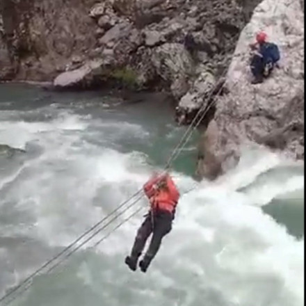 Πυροσβεστική: Αγωνιώδης διάσωση εγκλωβισμένων τουριστών στον Αώο ποταμό [vid]