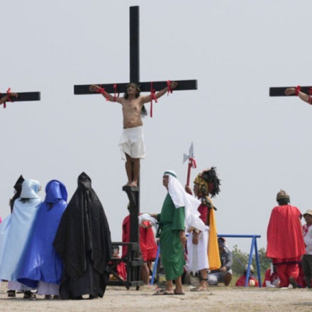 Καθολικοί: Αναπαράσταση της Σταύρωσης του Ιησού Χριστού με αληθινά καρφιά και αίμα στις Φιλιππίνες [vid+pics]