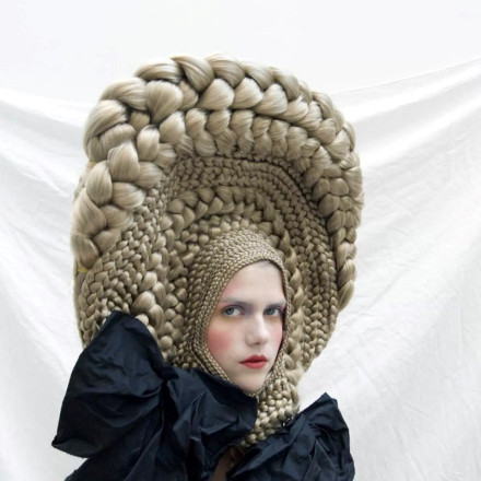 Εκκεντρική έκθεση στο Παρίσι: Κομμώσεις ανά τους αιώνες [vid+pics]