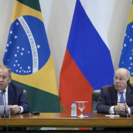 Λαβρόφ από τη Βραζιλία: Η Ρωσία θέλει να τελειώσει ο πόλεμος στην Ουκρανία «το συντομότερο δυνατόν»