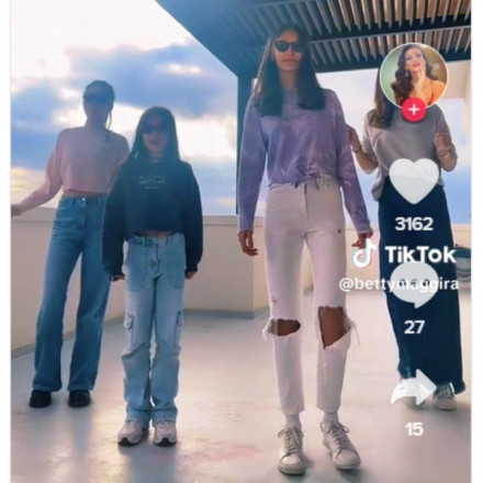 Μπέττυ Μαγγίρα: Ο ξέφρενος χορός με τις κόρες της στο TikTok [vid]