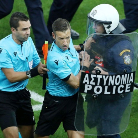 Ολυμπιακός - ΑΕΚ: Ο Ντάβιντε Μάσα έγραψε στο Φύλλο Αγώνα ότι αισθάνθηκε χτύπημα στα γεννητικά του όργανα στη φυσούνα