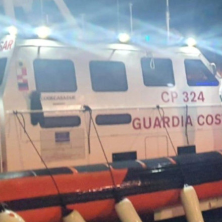 Ιταλία: Σε εξέλιξη δύο επιχειρήσεις για τη διάσωση 1.200 μεταναστών και προσφύγων