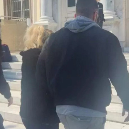 Μυτιλήνη: Στον ανακριτή η 38χρονη που περιέλουσε τον σύζυγό της με βενζίνη - "Ήταν θύμα ενδοοικογενεικής βίας"