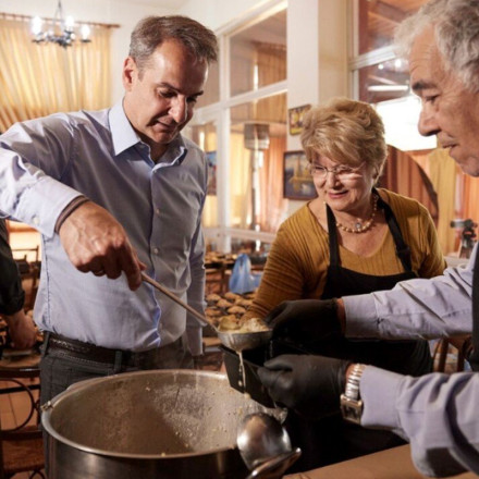 Κυριάκος Μητσοτάκης: Σέρβιρε γεύματα σε αστέγους σε ταβέρνα στο Κερατσίνι