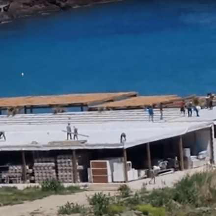 Μύκονος: Μετά τις «καμπάνες», οι ιδιοκτήτες γκρεμίζουν μόνοι τους τα αυθαίρετα