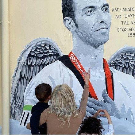 Αλέξανδρος Νικολαΐδης: Το συγκινητικό γκράφιτι με φτερά αγγέλου και η φωτογραφία της συζύγου του με τα παιδιά τους