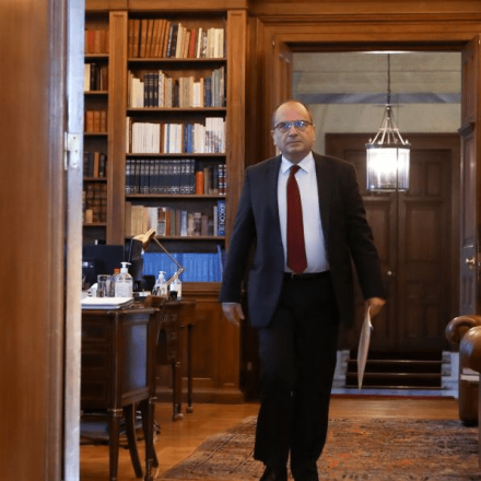 Βουλή: Ρύθμιση για ποινικές ευθύνες σε μέλη Ανεξάρτητων Αρχών από την κυβέρνηση - «Φωτογραφίζει πρόσωπα» αντιδρά η αντιπολίτευση