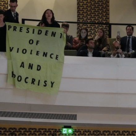 Μακρόν: Διέκοψαν ομιλία του στην Ολλανδία - Ανάρτησαν πανό