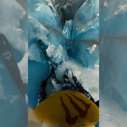 Άλπεις: Βίντεο με σκιέρ που πέφτει σε χαράδρα πολλών μέτρων, κόβει την ανάσα