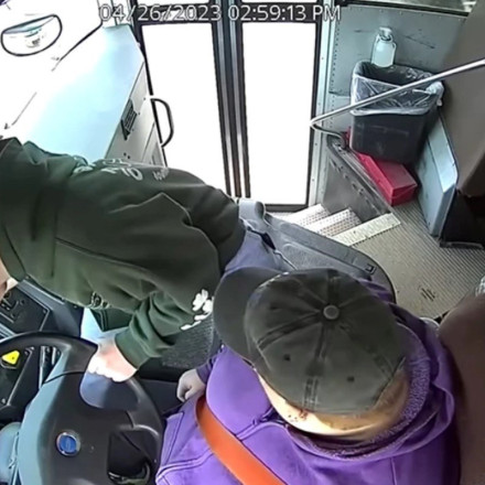 Μίσιγκαν: Ήρωας 13χρονος μαθητής ακινητοποίησε σχολικό λεωφορείο όταν λιποθύμησε ο οδηγός [vid]