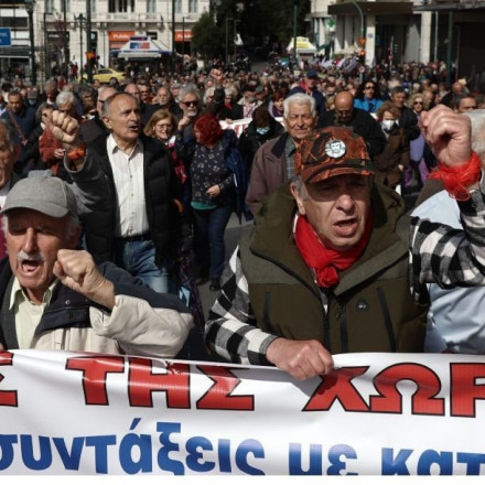 Συγκέντρωση συνταξιούχων στο υπουργείο Εργασίας - Τι διεκδικούν