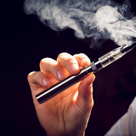 Βρετανία: Ενθαρρύνουν τους καπνιστές να αφήσουν τα τσιγάρα και να αρχίζουν να ατμίζουν