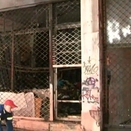 Φωτιά σε εγκαταλελειμμένο ξενοδοχείο στην πλατεία Βάθη