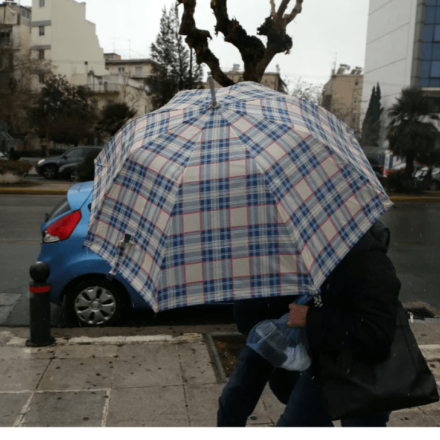 Καιρός: Ανοιξιάτικη μπόρα στην Αττική - Καταιγίδα στα βόρεια προάστια