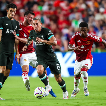 Ο Τσιμίκας πέτυχε το πρώτο του γκολ με την Λίβερπουλ, στην τριάρα επί της Γιουνάιτεντ