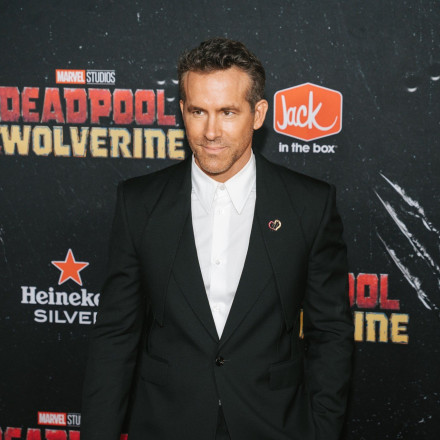 Η ομάδα του Ράιαν Ρέινολντς «μεταμόρφωσε» τον επιθετικό της σε.... σούπερ ήρωα