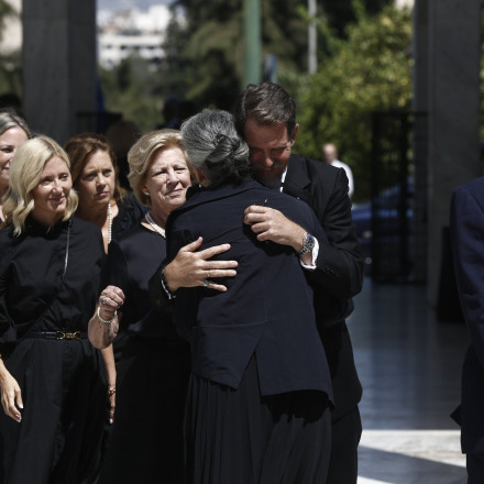 Θλίψη στο τελευταίο αντίο στον πρίγκιπα Μιχαήλ - Παρούσα σύσσωμη η τέως βασιλική οικογένεια