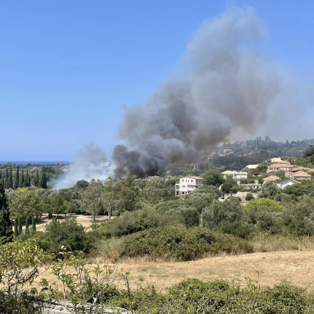 Φωτιά στα Σβορωνάτα Κεφαλονιάς - Μήνυμα 112 στους κατοίκους
