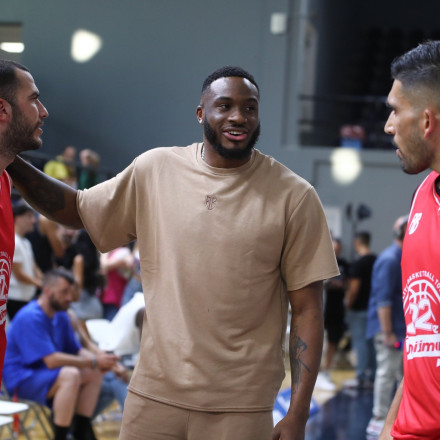 Ο Θανάσης Αντετοκούνμπο στο πλευρό των Ελλήνων διεθνών πριν τον «τελικό» με Αυστραλία [vid]