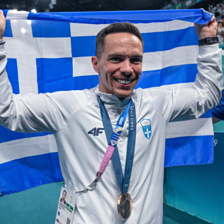 Αποθέωση και πυρσοί στην επιστροφή του «χάλκινου» Πετρούνια στο Ολυμπιακό Χωριό [vid]
