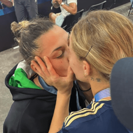 Ολυμπιακοί: Το φιλί της «χρυσής» Ιταλίδας τζουντόκα στη σύντροφό της - Fake η δήθεν αντίδραση Μελόνι