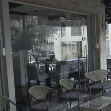 Τρόμος στην Καλαμαριά: Μπούκαραν με όπλο σε καφετέρια