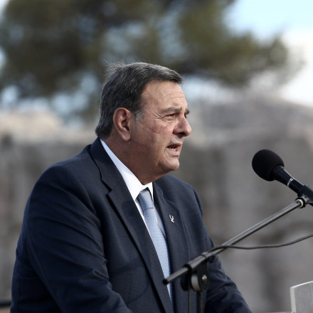 Περιπέτεια για τον Ισίδωρο Κούβελο - Έπεσε και χτύπησε ελαφρά στο κεφάλι