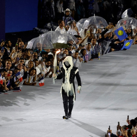 Μυστήριο με τον μασκοφόρο δρομέα της Ολυμπιακής Φλόγας - «Φωτιά» στα social για την ταυτότητά του