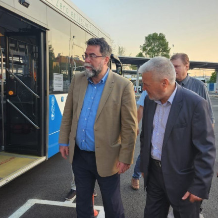 Αυτοψία του Υφυπουργού Μεταφορών, Βασίλη Οικονόμου, στο αμαξοστάσιο του ΟΑΣΘ