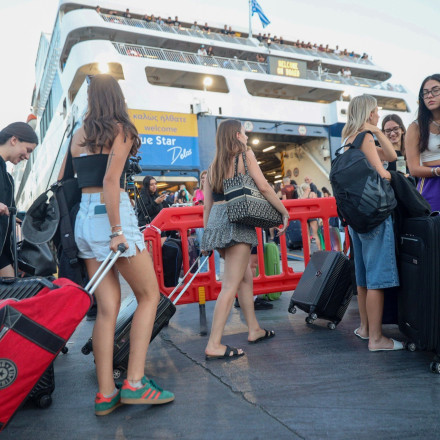 ΣΥΡΙΖΑ για τιμές ακτοπλοϊκών: Αναπαυτικά ξαπλωμένη στην «ξαπλώστρα» της η κυβέρνηση