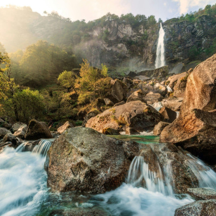 Τραγωδία στη Μιανμάρ: 14χρονη σταρ του TikTok πνίγηκε σε καταρράκτη για μια σέλφι