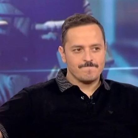 Αλέξανδρος Τσουβέλας: «Στο ερωτικό είμαι σαν την Μεταπολίτευση, καλός στα λόγια και όχι στην πράξη»