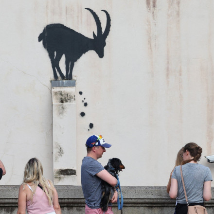 O Banksy ξαναχτύπησε με νέο γκράφιτι σε τοίχο κτιρίου στο νοτιοδυτικό Λονδίνο