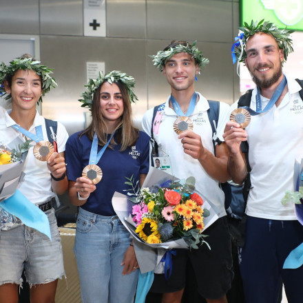 Τα ελληνικά πληρώματα κωπηλασίας προσγειώθηκαν στην Αθήνα με τα χάλκινα μετάλλια