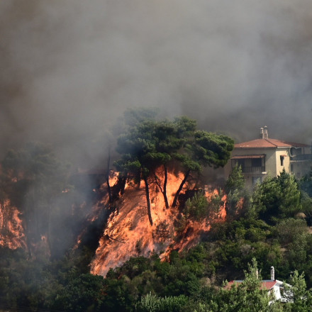 Φωτιά στον Βαρνάβα: Η στιγμή που οι φλόγες απείλησαν τηλεοπτικό συνεργείο