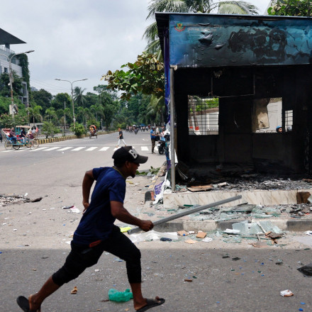 Χάος στο Μπανγκλαντές: Ο στρατός βγαίνει στους δρόμους - «Κόπηκε» το Ίντερνετ σε όλη τη χώρα
