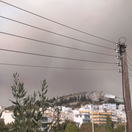 Εικόνες αποκάλυψης στην Αττική - Οι καπνοί από τη φωτιά στον Βαρνάβα «μαύρισαν»  τον ουρανό