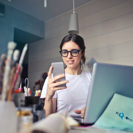 «Αιώνας» του smartphone: Κυριαρχεί πλέον σε όλες τις συναλλαγές παγκοσμίως - Τι ισχύει στην Ελλάδα