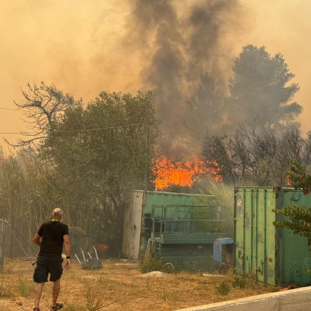 Φωτιά στην Αττική: 112 για εκκένωση σε Διόνυσο, Καλέντζι